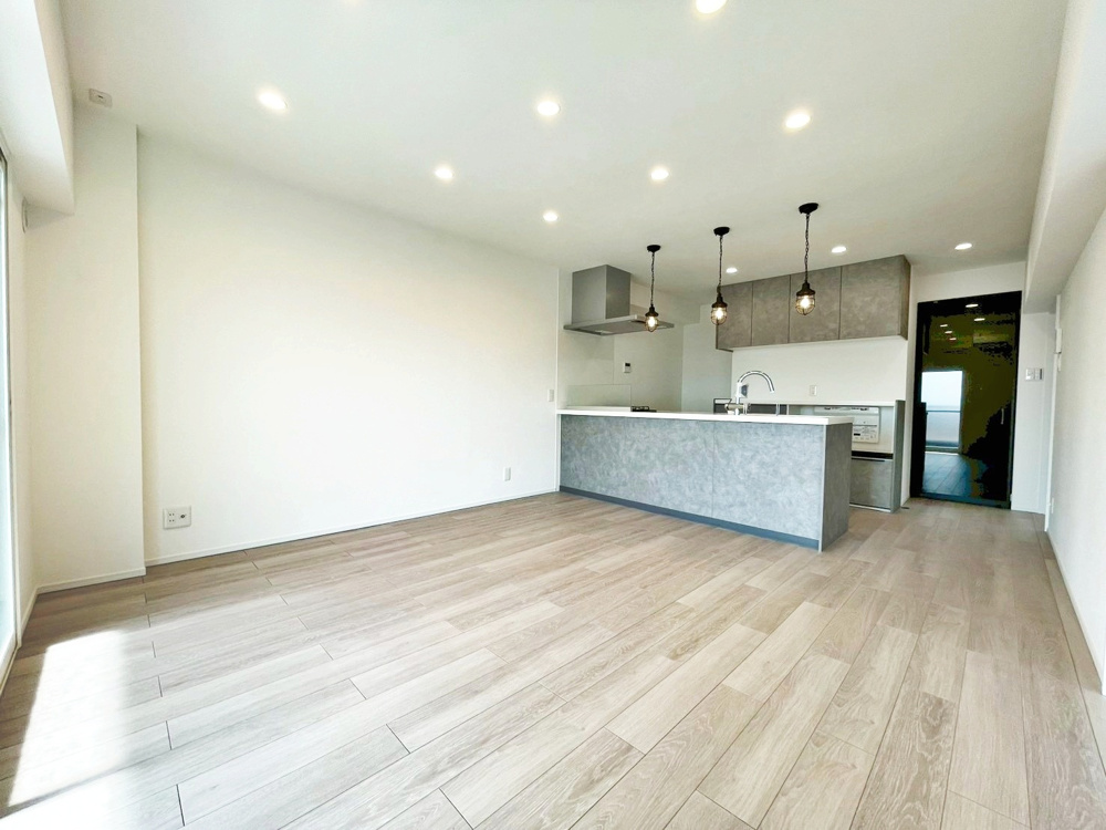 光と開放感に包まれた、モダンな暮らしの画像