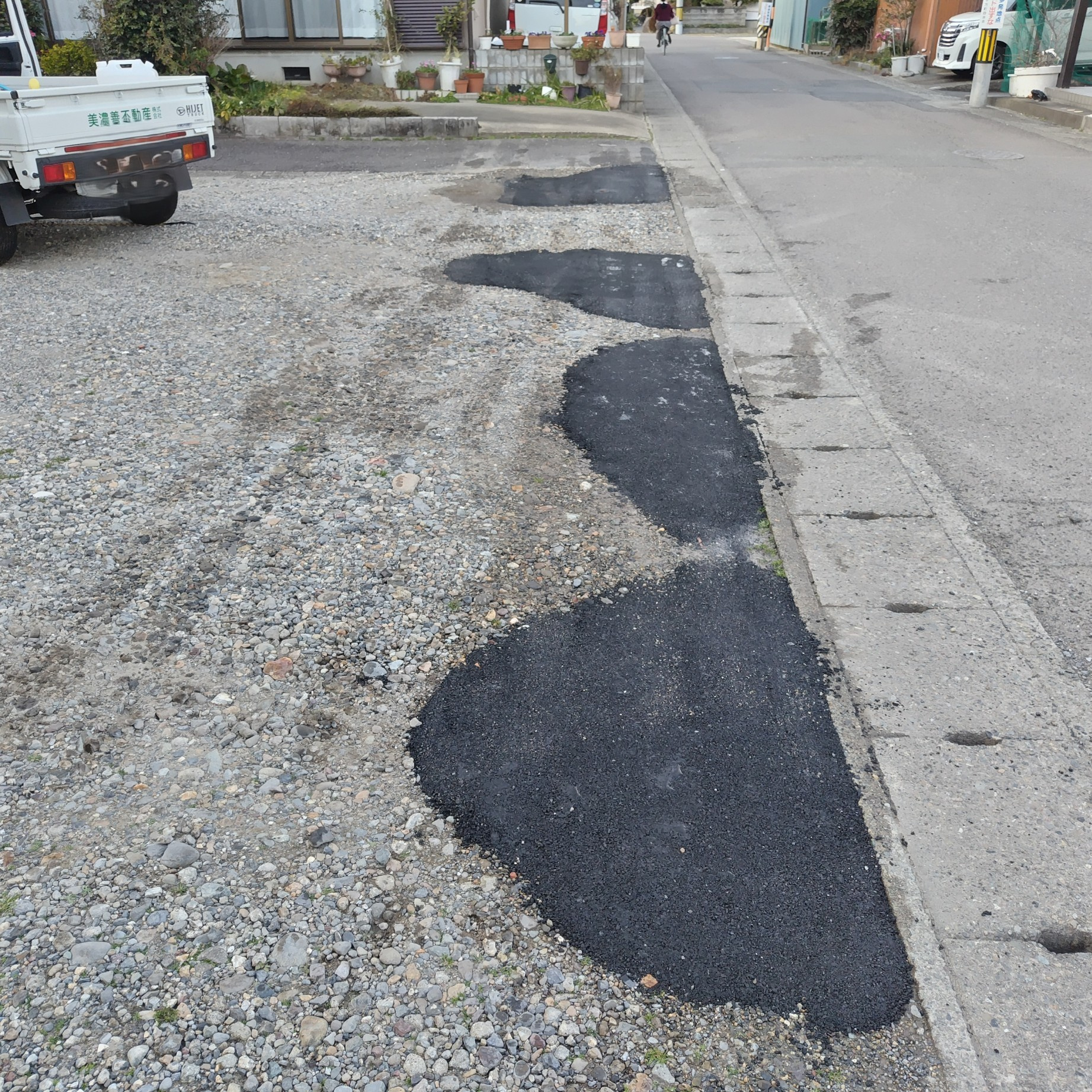 砂利の月極駐車場の水たまり対策｜前面道路の通行が原因？岐阜市での補修事例と改善方法の画像