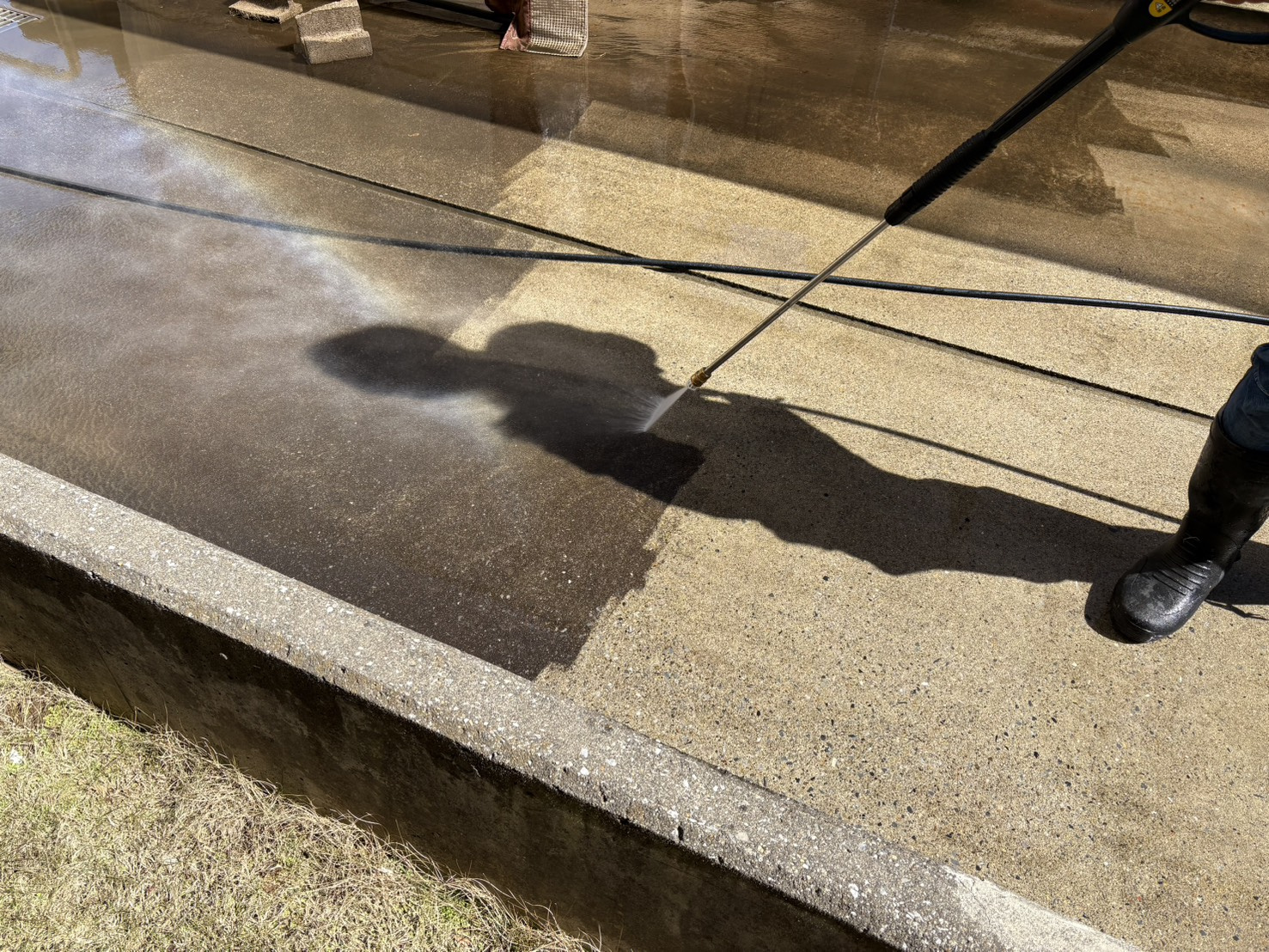 高圧洗浄も社長がやります！の画像