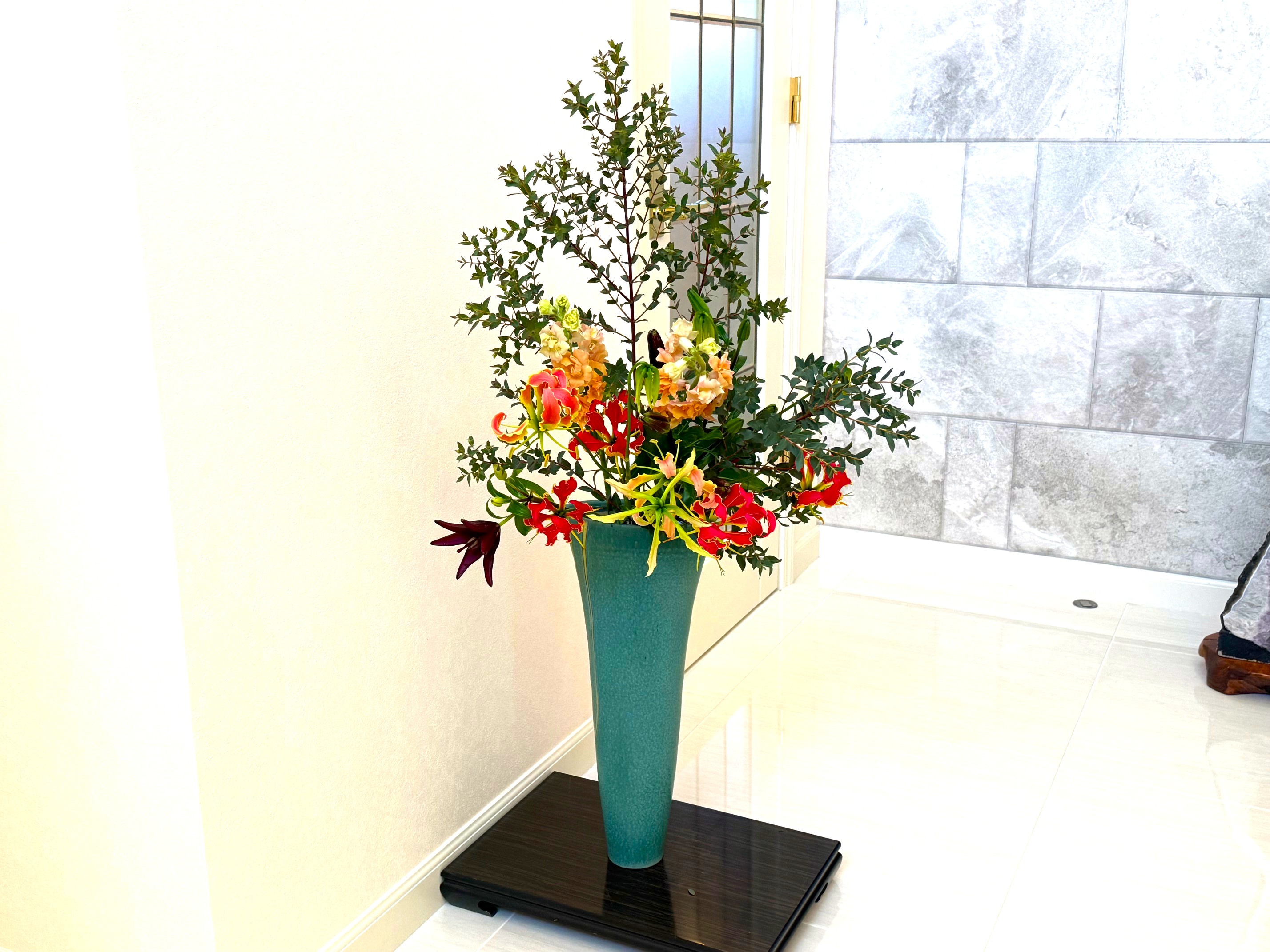 華やかに舞う「グロリオサ」の画像