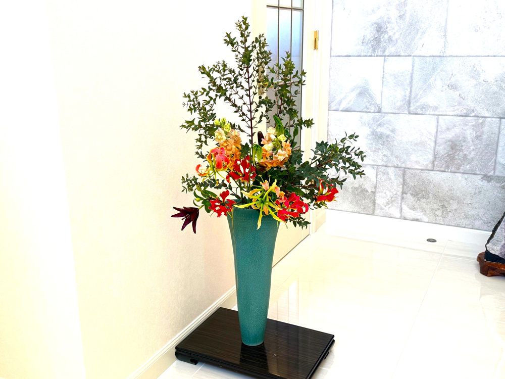 華やかに舞う「グロリオサ」の画像