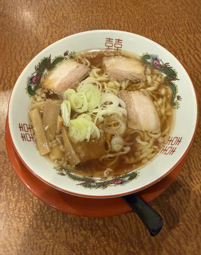 【王道醤油ラーメンランチ】背油のコクとちぢれ麺が絶品！満足度高すぎる一杯を堪能の画像