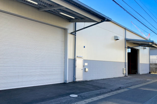 倉庫の構造や用途に適した庇の形状と素材の種類