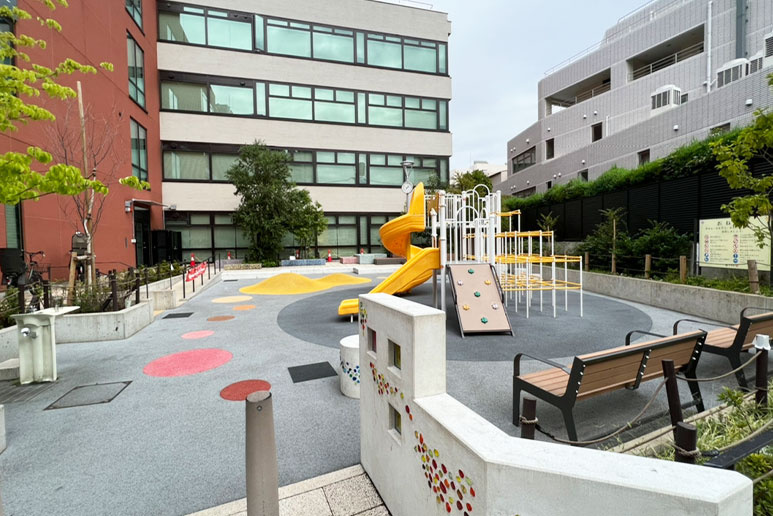 本郷小学校近くの公園「真砂児童遊園」図書館と文京ふるさと歴史館の近くの画像