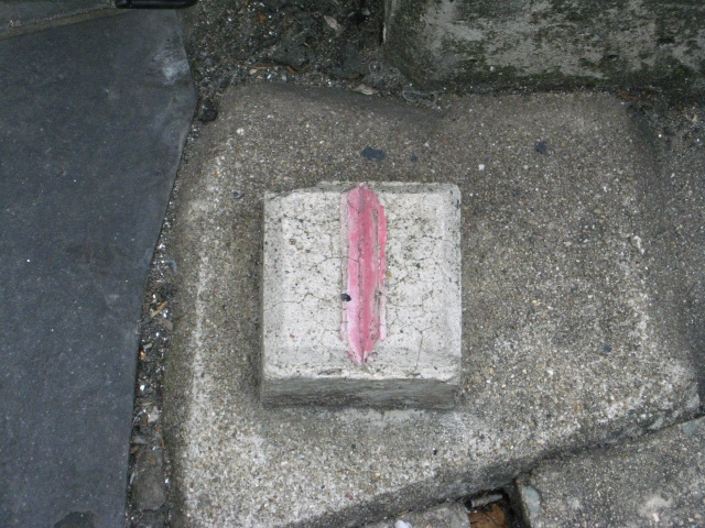 土地の境界線を示す杭の役割は？見つけ方や無いときの対応についても解説の画像