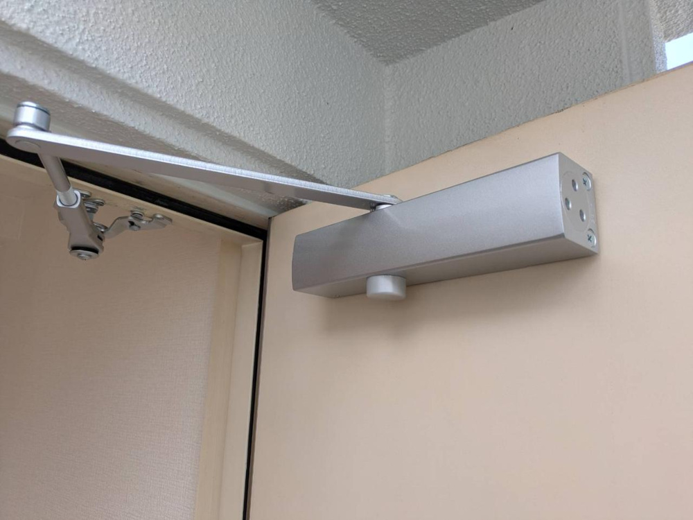 【岐阜市の賃貸管理】玄関ドアクローザーの油漏れで急に閉まる原因と交換事例を解説の画像