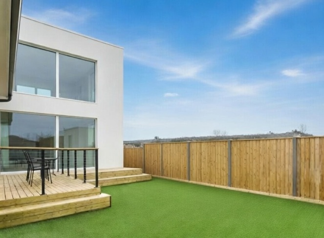 「ウッドデッキ・人工芝・天然芝！購入前に知っておきたいメリット・デメリット」の画像