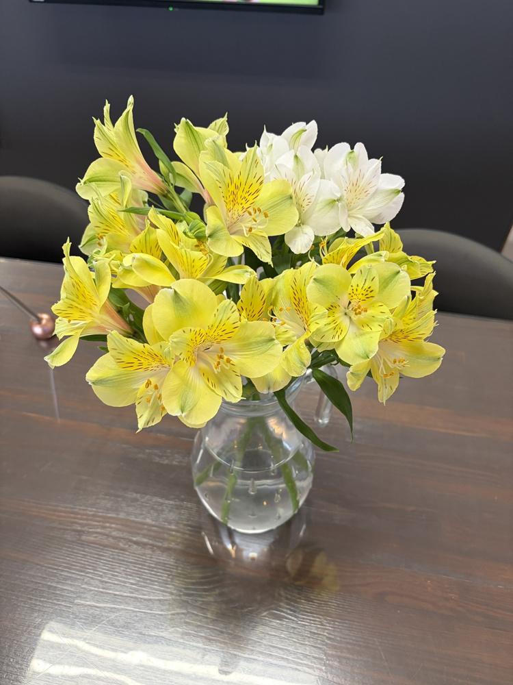 店内に彩りを添える生花のこだわりの画像