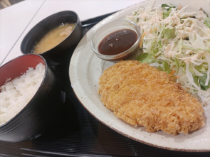 松山市天山にあるイオンスタイル松山の１Ｆフードコート内にある「スパイス王国miniつくの屋イオンスタイル松山店で、ずっと気になっていたとんかつ定食を食べたよ♪の画像