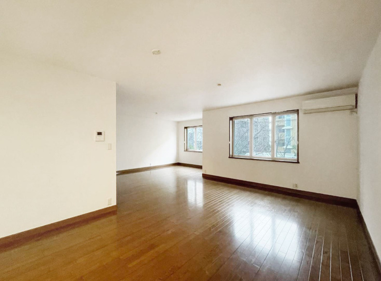 芦屋×120㎡超】戸建感覚の3LDKテラスハウス｜LDK28帖の圧倒的開放感の画像