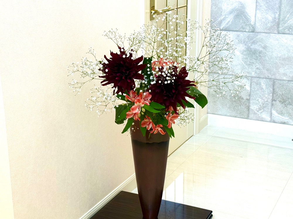 ダリアとカスミ草を生けるの画像