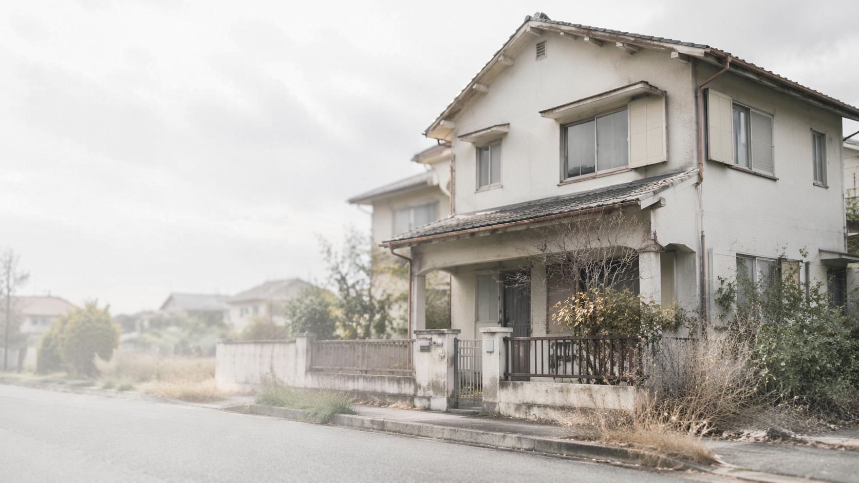 放置された空き家の原因や生じる問題とは？売却などの対策についても解説