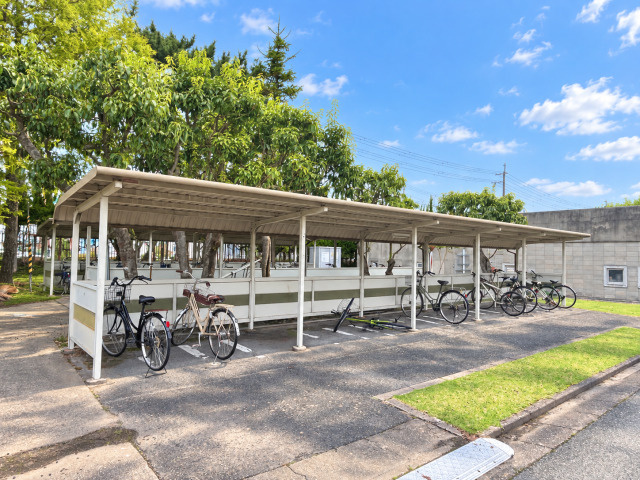 奈良教育大学 正門北側の屋根付き駐輪場