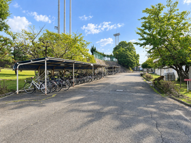 奈良教育大学 講堂手前東側の駐輪場と鹿