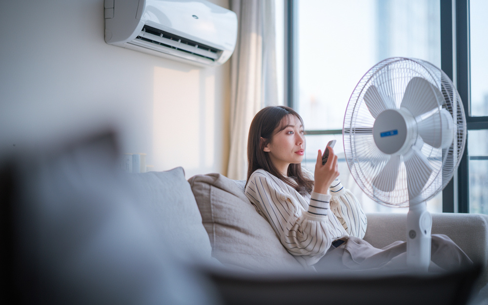 マンションで扇風機とエアコンはどう使い分ける？電気代を抑えつつ快適に過ごすコツの画像