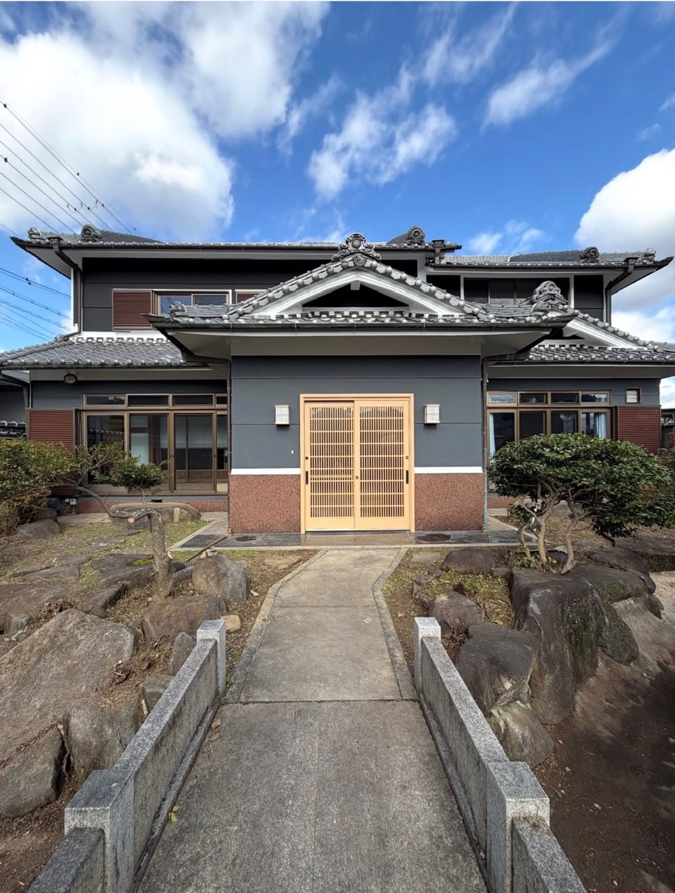 立派な日本家屋の魅力を引き立てる玄関扉へ｜橿原市で戸建住宅をお探し