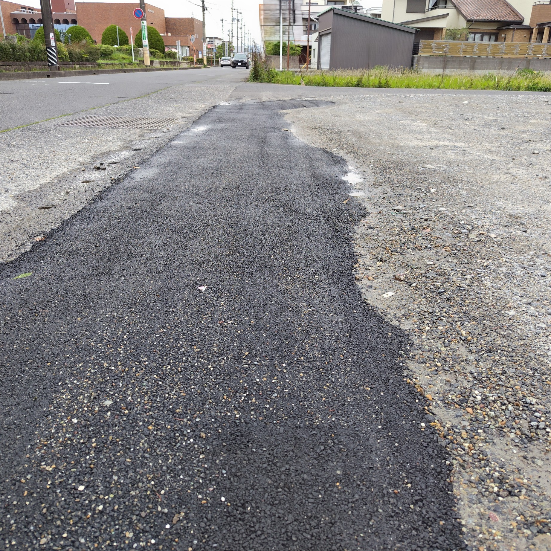 岐阜市の砂利駐車場の水たまりを解消｜全天候型アスファルト補修材で改善した施工事例と効果検証の画像