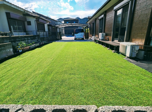 新築一戸建て オプション工事：お庭の人工芝施工（防草シート含む）の画像