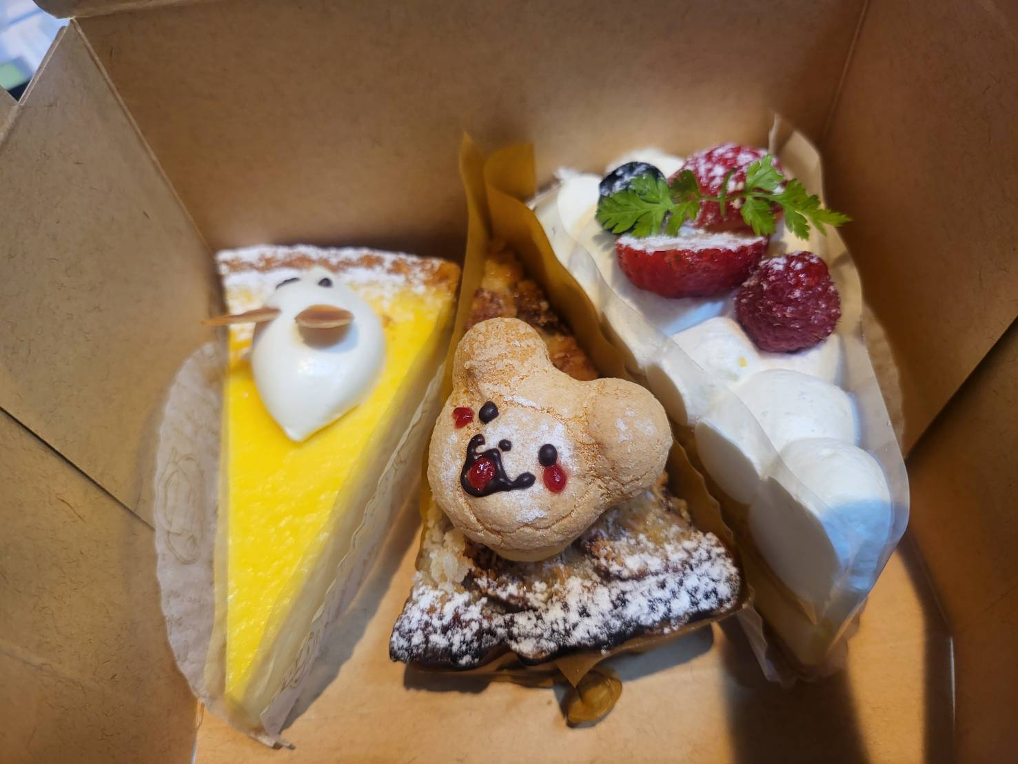 おやつにケーキの画像
