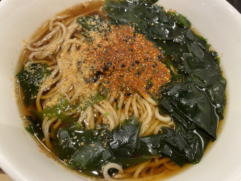 ランチは暖かいわかめそばの画像