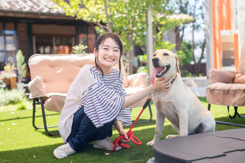 愛犬との散歩を楽しむ女性
