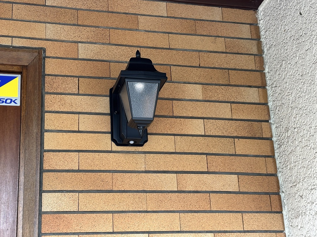 玄関照明交換工事の画像