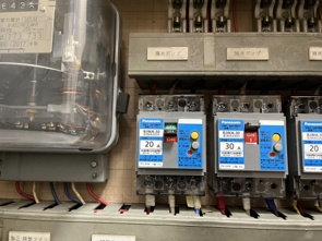 ブレーカーと漏電遮断器の画像