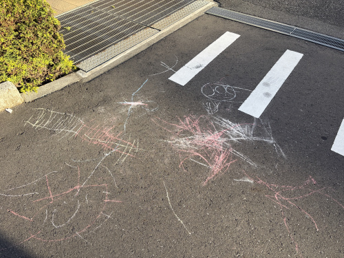 路上で見つけた、小さなアーティストの展覧会の画像