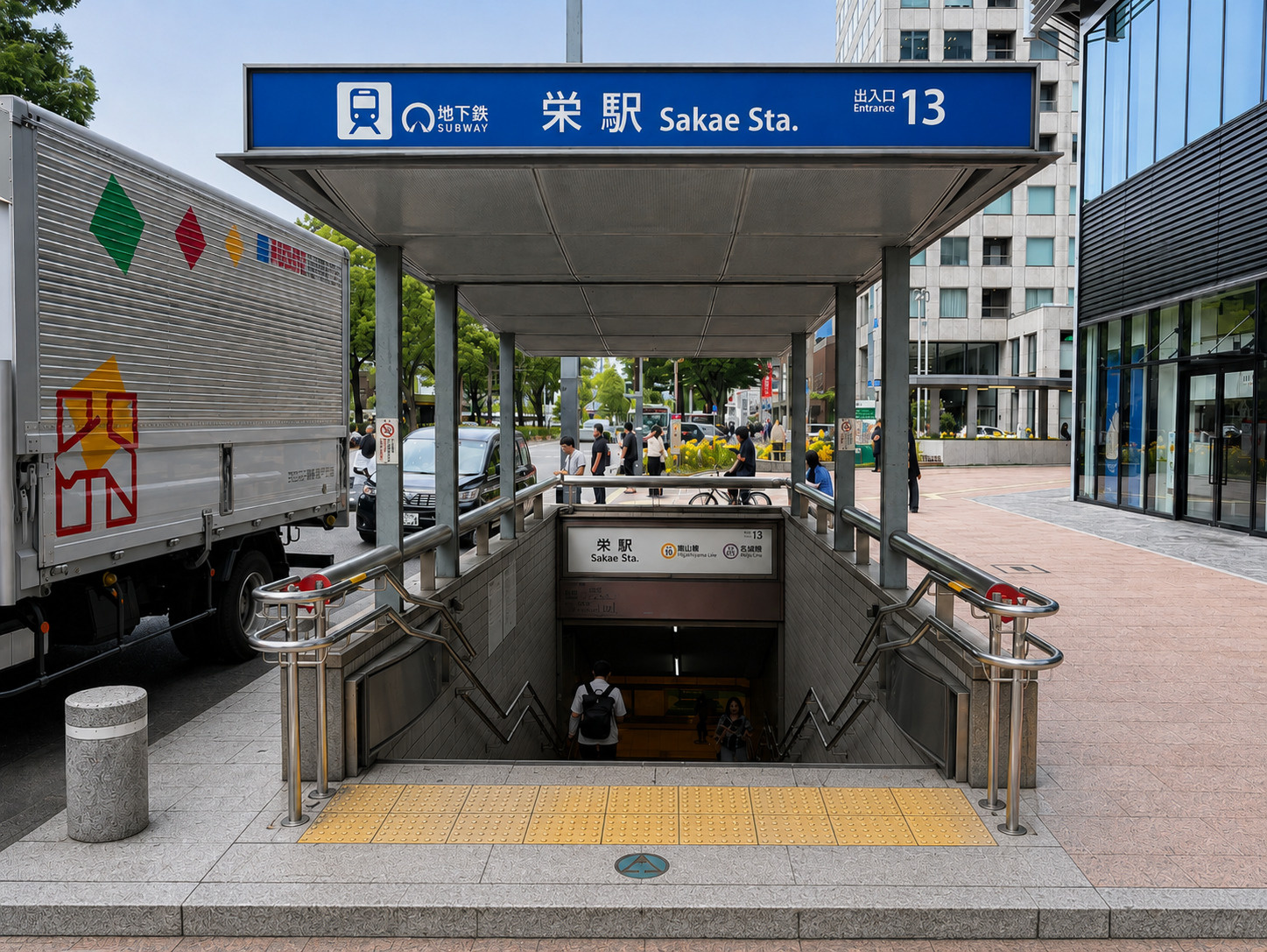 栄駅構内の13番出口案内