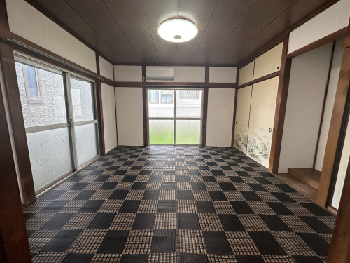 春日井市柏井町・1階和室8帖 土壁塗装＋ラグ設置後