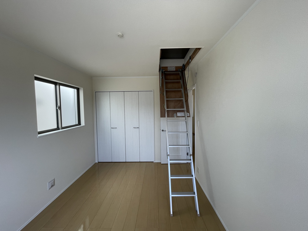 小屋裏収納庫増設の画像