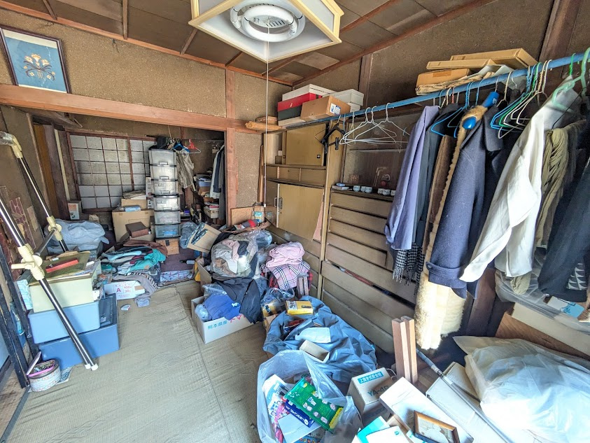 親の家を相続したらどうする？家財をそのままで売却か片づけてからかを松原市の連棟式住宅で解説の画像