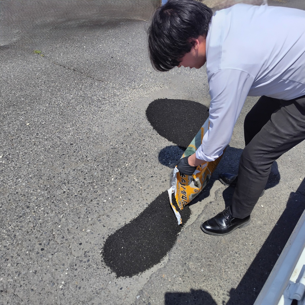 岐阜市の美濃善不動産長良店スタッフが駐車場入口の水たまりをアスファルト補修材で解消してみましたの画像
