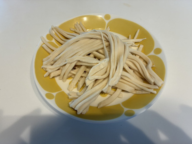 小麦料理とバレーボールの画像