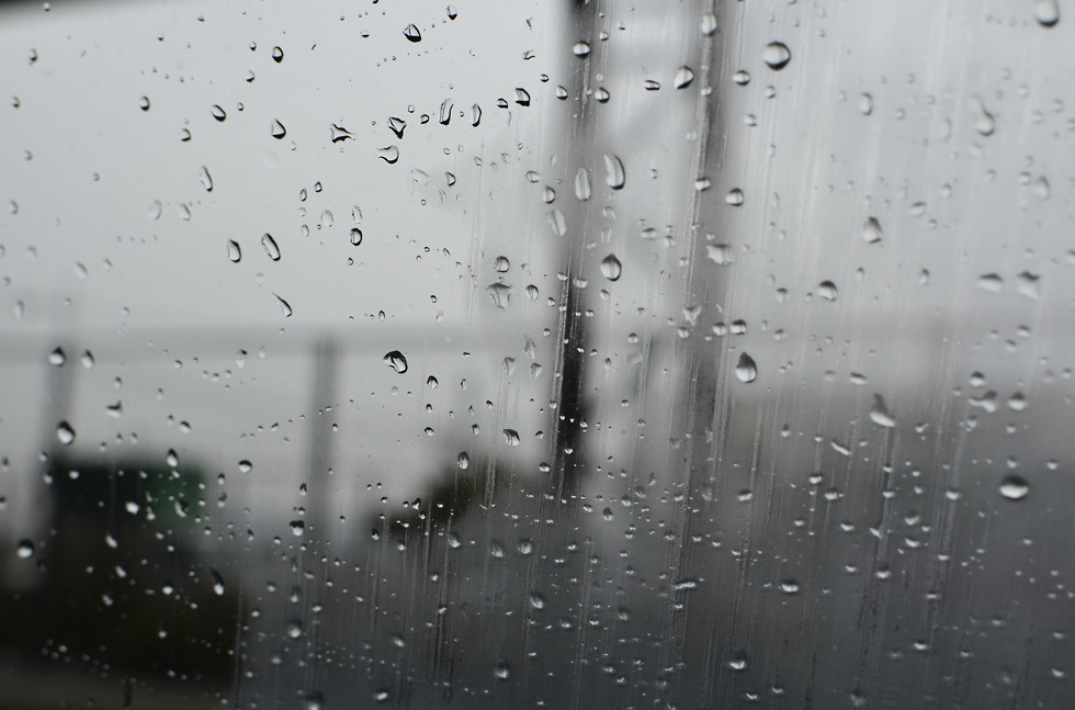 【雨の日の工夫】心地よい土間と軒のある家づくり。鎖樋で水を流れ楽しむ自然派の住宅の画像