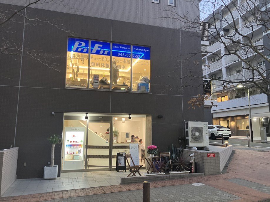 1F un （美容室）2F Pri Fit（セミパーソナルジム）の画像