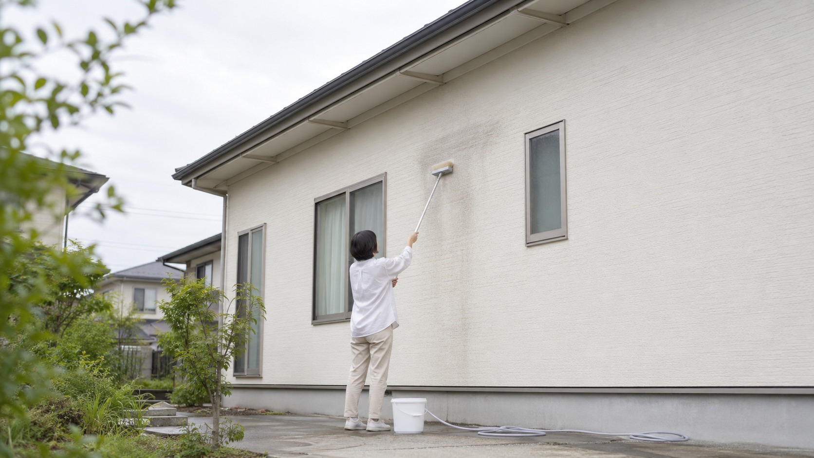 一戸建ての外壁が汚れる原因は？掃除方法や塗り替え時期についても解説の画像