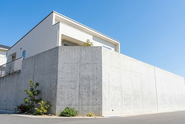 危険な擁壁がもたらす重い工事費用と建て替えへの影響