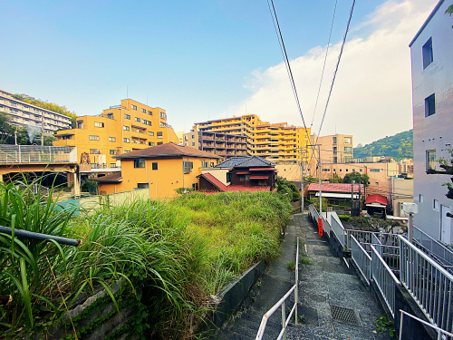 商店街の路地を見渡す浦上の写真