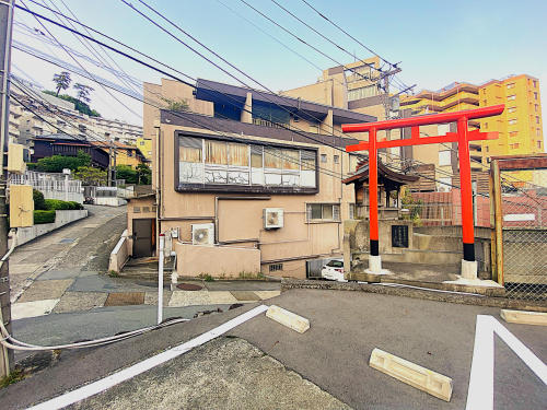 熱海の街並みの中に立つ浦上の写真