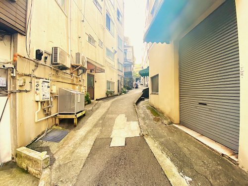 商店街周辺を背景にした浦上の写真