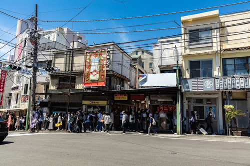 熱海の本通り商店街のにぎわいを感じる風景