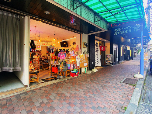 商店街の通りに並ぶ店先の風景