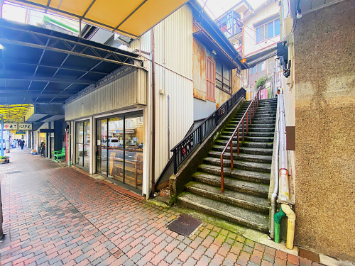 熱海の商店街近くのバス停の写真