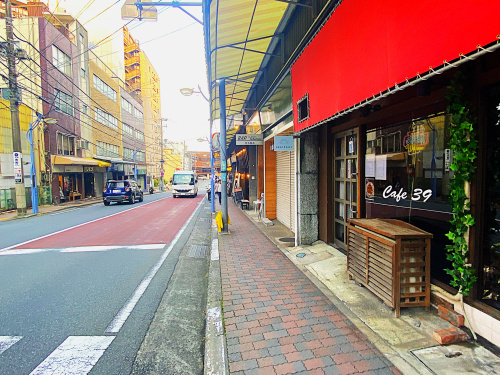 商店街を歩く浦上の写真