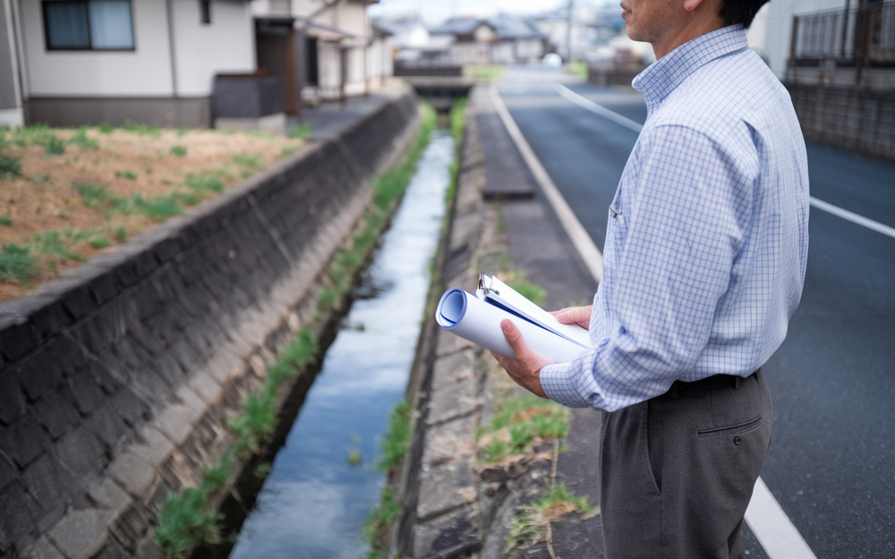 三田市で道路との間に水路がある土地の売却は？権利関係と手続きの流れを解説の画像