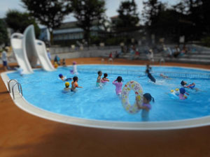 涼を求めて近場で水遊びの画像
