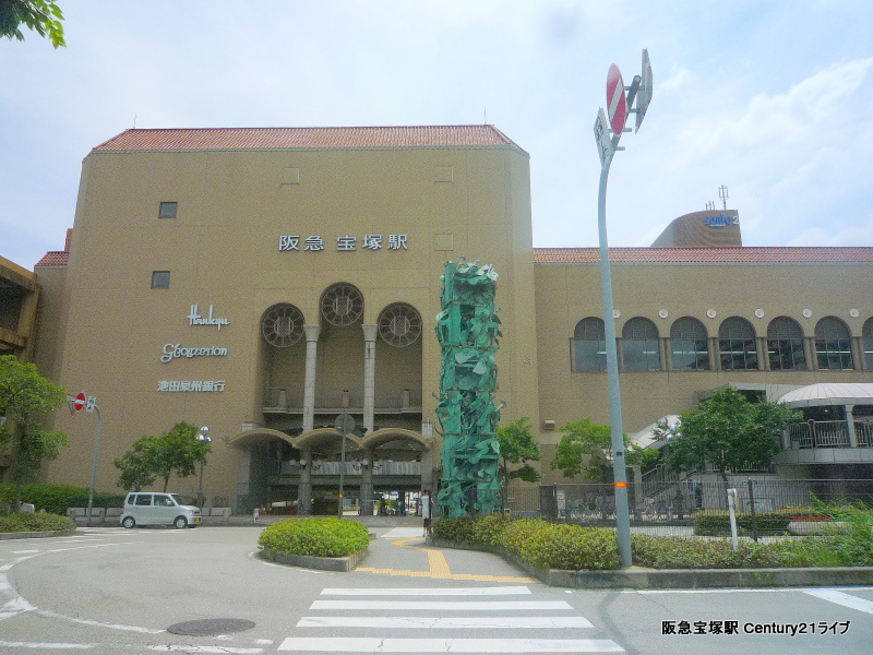 阪急宝塚駅前の様子