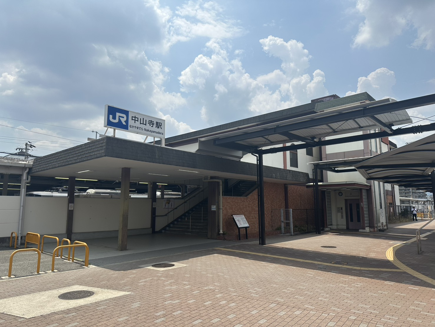 JR中山寺駅の駅舎