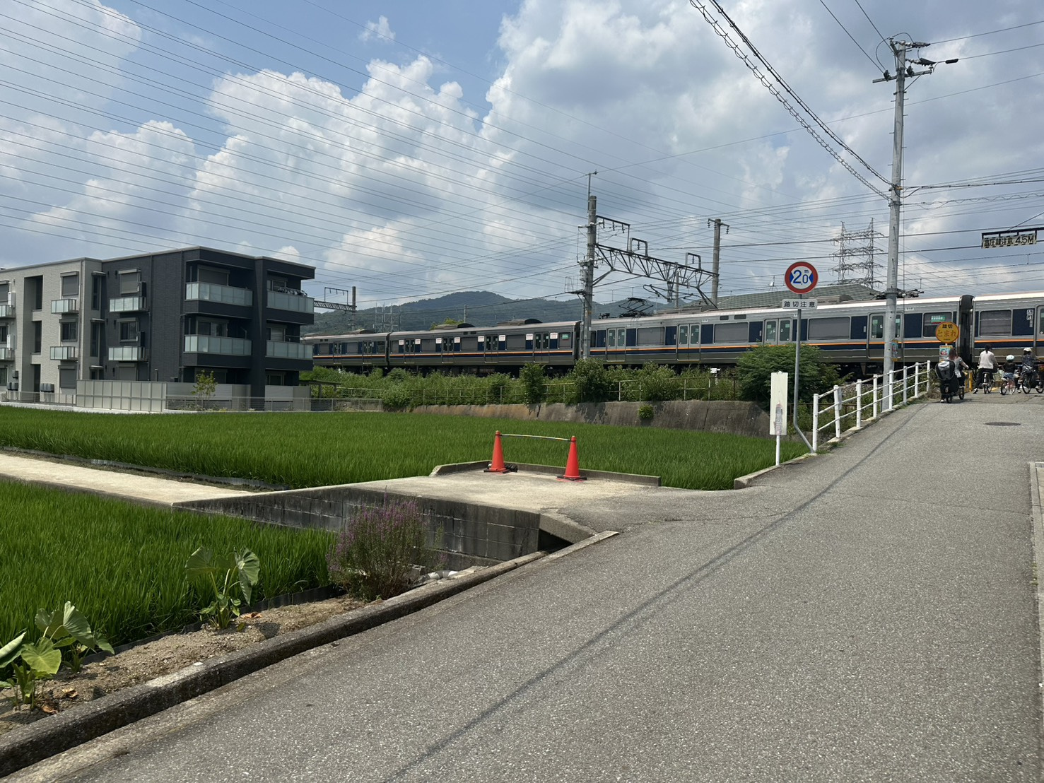 田園風景の中を走るJR中山寺駅周辺の電車